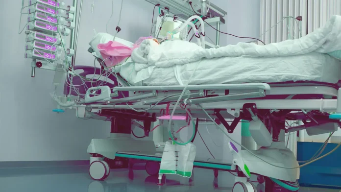 Sodium Bicarbonate Fails to Improve Kidney Outcomes in ICU A photo of a critically ill patient in the intensive care unit.